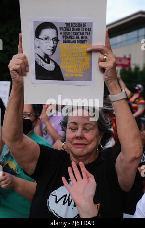 3. Mai 2022, Tucson, Arizona, USA: Rund tausend Pro Choice Abtreibungsrechtemonstranten veranstalten Kundgebung vor dem Bundesgericht in Tucson. Sie kamen aus Protest, nachdem ein durchgesickert Entwurf einer Mehrheitsmeinung des Obersten Gerichtshofs gezeigt hatte, dass Roe vs Wade stark gesteult werden wird, was das Recht auf Abtreibung in einigen Staaten stark einschränkt oder in einigen Staaten beseitigt. Abtreibung in den Vereinigten Staaten ist seit über 50 Jahren legal, seit der bahnbrechenden Gerichtsentscheidung, die den Zugang zu sicheren Abtreibungen garantiert. In den letzten Jahren haben die staatlichen Gesetzgeber Abtreibungsrechte abgedroschelt. Jetzt mit dem konservativen Su Stockfoto