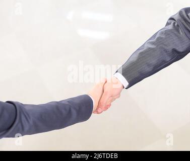Handschlag der beiden Geschäftsleute, vereinbart in dem Vertrag, eine Nahaufnahme. Isoliert auf weißem Hintergrund. Stockfoto