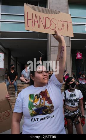 3. Mai 2022, Tucson, Arizona, USA: Rund tausend Pro Choice Abtreibungsrechtemonstranten veranstalten Kundgebung vor dem Bundesgericht in Tucson. Sie kamen aus Protest, nachdem ein durchgesickert Entwurf einer Mehrheitsmeinung des Obersten Gerichtshofs gezeigt hatte, dass Roe vs Wade stark gesteult werden wird, was das Recht auf Abtreibung in einigen Staaten stark einschränkt oder in einigen Staaten beseitigt. Abtreibung in den Vereinigten Staaten ist seit über 50 Jahren legal, seit der bahnbrechenden Gerichtsentscheidung, die den Zugang zu sicheren Abtreibungen garantiert. In den letzten Jahren haben die staatlichen Gesetzgeber Abtreibungsrechte abgedroschelt. Jetzt mit dem konservativen Su Stockfoto