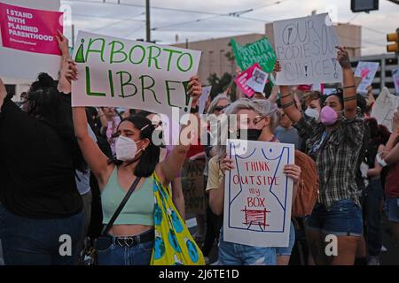 3. Mai 2022, Tucson, Arizona, USA: Rund tausend Pro Choice Abtreibungsrechtemonstranten veranstalten Kundgebung vor dem Bundesgericht in Tucson. Sie kamen aus Protest, nachdem ein durchgesickert Entwurf einer Mehrheitsmeinung des Obersten Gerichtshofs gezeigt hatte, dass Roe vs Wade stark gesteult werden wird, was das Recht auf Abtreibung in einigen Staaten stark einschränkt oder in einigen Staaten beseitigt. Abtreibung in den Vereinigten Staaten ist seit über 50 Jahren legal, seit der bahnbrechenden Gerichtsentscheidung, die den Zugang zu sicheren Abtreibungen garantiert. In den letzten Jahren haben die staatlichen Gesetzgeber Abtreibungsrechte abgedroschelt. Jetzt mit dem konservativen Su Stockfoto