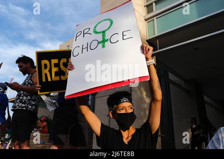 3. Mai 2022, Tucson, Arizona, USA: Rund tausend Pro Choice Abtreibungsrechtemonstranten veranstalten Kundgebung vor dem Bundesgericht in Tucson. Sie kamen aus Protest, nachdem ein durchgesickert Entwurf einer Mehrheitsmeinung des Obersten Gerichtshofs gezeigt hatte, dass Roe vs Wade stark gesteult werden wird, was das Recht auf Abtreibung in einigen Staaten stark einschränkt oder in einigen Staaten beseitigt. Abtreibung in den Vereinigten Staaten ist seit über 50 Jahren legal, seit der bahnbrechenden Gerichtsentscheidung, die den Zugang zu sicheren Abtreibungen garantiert. In den letzten Jahren haben die staatlichen Gesetzgeber Abtreibungsrechte abgedroschelt. Jetzt mit dem konservativen Su Stockfoto