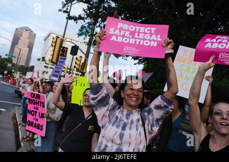 3. Mai 2022, Tucson, Arizona, USA: Rund tausend Pro Choice Abtreibungsrechtemonstranten veranstalten Kundgebung vor dem Bundesgericht in Tucson. Sie kamen aus Protest, nachdem ein durchgesickert Entwurf einer Mehrheitsmeinung des Obersten Gerichtshofs gezeigt hatte, dass Roe vs Wade stark gesteult werden wird, was das Recht auf Abtreibung in einigen Staaten stark einschränkt oder in einigen Staaten beseitigt. Abtreibung in den Vereinigten Staaten ist seit über 50 Jahren legal, seit der bahnbrechenden Gerichtsentscheidung, die den Zugang zu sicheren Abtreibungen garantiert. In den letzten Jahren haben die staatlichen Gesetzgeber Abtreibungsrechte abgedroschelt. Jetzt mit dem konservativen Su Stockfoto