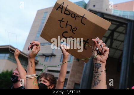 3. Mai 2022, Tucson, Arizona, USA: Rund tausend Pro Choice Abtreibungsrechtemonstranten veranstalten Kundgebung vor dem Bundesgericht in Tucson. Sie kamen aus Protest, nachdem ein durchgesickert Entwurf einer Mehrheitsmeinung des Obersten Gerichtshofs gezeigt hatte, dass Roe vs Wade stark gesteult werden wird, was das Recht auf Abtreibung in einigen Staaten stark einschränkt oder in einigen Staaten beseitigt. Abtreibung in den Vereinigten Staaten ist seit über 50 Jahren legal, seit der bahnbrechenden Gerichtsentscheidung, die den Zugang zu sicheren Abtreibungen garantiert. In den letzten Jahren haben die staatlichen Gesetzgeber Abtreibungsrechte abgedroschelt. Jetzt mit dem konservativen Su Stockfoto