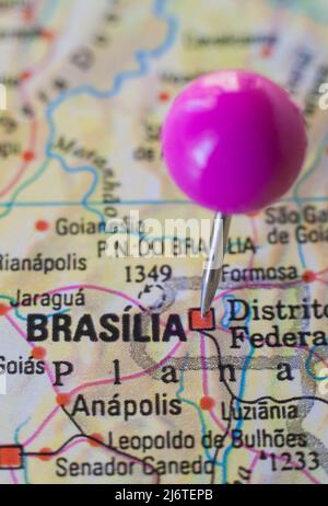 Drucknadelmarkierung auf Brasilia, Brasilien. Selektiver Fokus auf den Namen der Stadt Stockfoto
