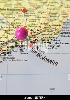 Drucknadelmarkierung auf Rios de Janeiro, Brasilien. Selektiver Fokus auf den Namen der Stadt Stockfoto