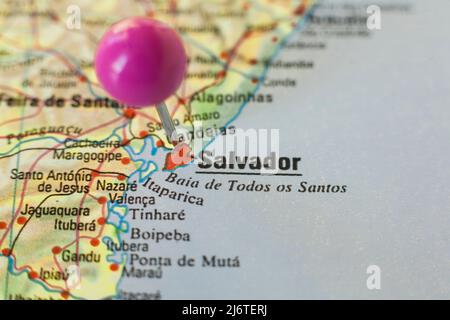 Drucknadelmarkierung auf Salvador de Bahia, Brasilien. Selektiver Fokus auf den Namen der Stadt Stockfoto