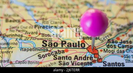 Drucknadelmarkierung auf Sao Paulo, Brasilien. Selektiver Fokus auf den Namen der Stadt Stockfoto