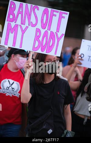 3. Mai 2022, Tucson, Arizona, USA: Rund tausend Pro Choice Abtreibungsrechtemonstranten veranstalten Kundgebung vor dem Bundesgericht in Tucson. Sie kamen aus Protest, nachdem ein durchgesickert Entwurf einer Mehrheitsmeinung des Obersten Gerichtshofs gezeigt hatte, dass Roe vs Wade stark gesteult werden wird, was das Recht auf Abtreibung in einigen Staaten stark einschränkt oder in einigen Staaten beseitigt. Abtreibung in den Vereinigten Staaten ist seit über 50 Jahren legal, seit der bahnbrechenden Gerichtsentscheidung, die den Zugang zu sicheren Abtreibungen garantiert. In den letzten Jahren haben die staatlichen Gesetzgeber Abtreibungsrechte abgedroschelt. Jetzt mit dem konservativen Su Stockfoto