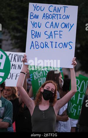 3. Mai 2022, Tucson, Arizona, USA: Rund tausend Pro Choice Abtreibungsrechtemonstranten veranstalten Kundgebung vor dem Bundesgericht in Tucson. Sie kamen aus Protest, nachdem ein durchgesickert Entwurf einer Mehrheitsmeinung des Obersten Gerichtshofs gezeigt hatte, dass Roe vs Wade stark gesteult werden wird, was das Recht auf Abtreibung in einigen Staaten stark einschränkt oder in einigen Staaten beseitigt. Abtreibung in den Vereinigten Staaten ist seit über 50 Jahren legal, seit der bahnbrechenden Gerichtsentscheidung, die den Zugang zu sicheren Abtreibungen garantiert. In den letzten Jahren haben die staatlichen Gesetzgeber Abtreibungsrechte abgedroschelt. Jetzt mit dem konservativen Su Stockfoto