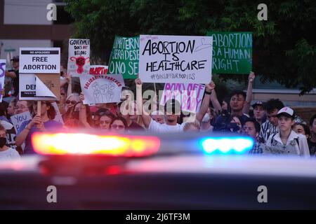 3. Mai 2022, Tucson, Arizona, USA: Rund tausend Pro Choice Abtreibungsrechtemonstranten veranstalten Kundgebung vor dem Bundesgericht in Tucson. Sie kamen aus Protest, nachdem ein durchgesickert Entwurf einer Mehrheitsmeinung des Obersten Gerichtshofs gezeigt hatte, dass Roe vs Wade stark gesteult werden wird, was das Recht auf Abtreibung in einigen Staaten stark einschränkt oder in einigen Staaten beseitigt. Abtreibung in den Vereinigten Staaten ist seit über 50 Jahren legal, seit der bahnbrechenden Gerichtsentscheidung, die den Zugang zu sicheren Abtreibungen garantiert. In den letzten Jahren haben die staatlichen Gesetzgeber Abtreibungsrechte abgedroschelt. Jetzt mit dem konservativen Su Stockfoto