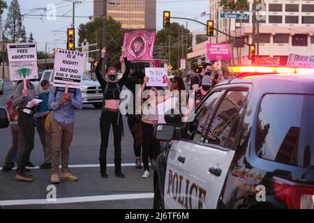 3. Mai 2022, Tucson, Arizona, USA: Rund tausend Pro Choice Abtreibungsrechtemonstranten veranstalten Kundgebung vor dem Bundesgericht in Tucson. Sie kamen aus Protest, nachdem ein durchgesickert Entwurf einer Mehrheitsmeinung des Obersten Gerichtshofs gezeigt hatte, dass Roe vs Wade stark gesteult werden wird, was das Recht auf Abtreibung in einigen Staaten stark einschränkt oder in einigen Staaten beseitigt. Abtreibung in den Vereinigten Staaten ist seit über 50 Jahren legal, seit der bahnbrechenden Gerichtsentscheidung, die den Zugang zu sicheren Abtreibungen garantiert. In den letzten Jahren haben die staatlichen Gesetzgeber Abtreibungsrechte abgedroschelt. Jetzt mit dem konservativen Su Stockfoto