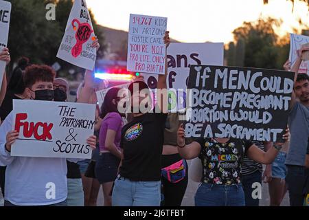 3. Mai 2022, Tucson, Arizona, USA: Rund tausend Pro Choice Abtreibungsrechtemonstranten veranstalten Kundgebung vor dem Bundesgericht in Tucson. Sie kamen aus Protest, nachdem ein durchgesickert Entwurf einer Mehrheitsmeinung des Obersten Gerichtshofs gezeigt hatte, dass Roe vs Wade stark gesteult werden wird, was das Recht auf Abtreibung in einigen Staaten stark einschränkt oder in einigen Staaten beseitigt. Abtreibung in den Vereinigten Staaten ist seit über 50 Jahren legal, seit der bahnbrechenden Gerichtsentscheidung, die den Zugang zu sicheren Abtreibungen garantiert. In den letzten Jahren haben die staatlichen Gesetzgeber Abtreibungsrechte abgedroschelt. Jetzt mit dem konservativen Su Stockfoto