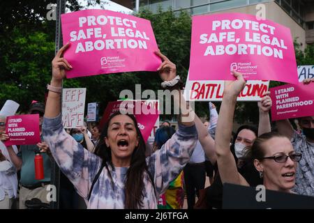 3. Mai 2022, Tucson, Arizona, USA: Rund tausend Pro Choice Abtreibungsrechtemonstranten veranstalten Kundgebung vor dem Bundesgericht in Tucson. Sie kamen aus Protest, nachdem ein durchgesickert Entwurf einer Mehrheitsmeinung des Obersten Gerichtshofs gezeigt hatte, dass Roe vs Wade stark gesteult werden wird, was das Recht auf Abtreibung in einigen Staaten stark einschränkt oder in einigen Staaten beseitigt. Abtreibung in den Vereinigten Staaten ist seit über 50 Jahren legal, seit der bahnbrechenden Gerichtsentscheidung, die den Zugang zu sicheren Abtreibungen garantiert. In den letzten Jahren haben die staatlichen Gesetzgeber Abtreibungsrechte abgedroschelt. Jetzt mit dem konservativen Su Stockfoto