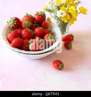 Frische Erdbeeren in einer Schüssel. Frühlingsfrüchte. Direkt darüber. Stockfoto