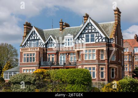 Ein prachtvolles Tudor-Nachbau auf der Lees, Folkestone, Kent. Stockfoto