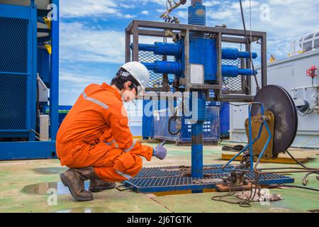 Offshore-Öl- und Gasindustrie, Arbeiter, die an Öl- und Gasbohrlöchern arbeiten, führen eine Remote-Plattform zur Perforation neuer Produktionsgasbohrungen durch. Stockfoto