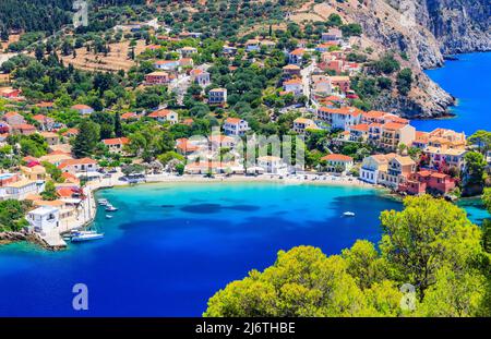 Kefalonia, Griechenland. Farbenprächtiges Dorf Assos von der Burg Assos aus gesehen. Stockfoto