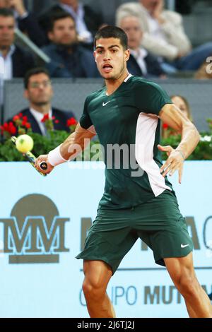 Carlos Alcaraz aus Spanien im Einsatz gegen Nikoloz Basilashvili aus Georgien während des Tennisturniers Mutua Madrid Open 2022 am 3. Mai 2022 im Caja Magica-Stadion in Madrid, Spanien - Foto: Oscar J Barroso/DPPI/LiveMedia Stockfoto