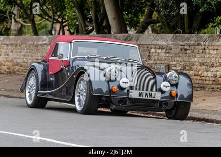 Grauer und roter Softtop Morgan in Christchurch Rd, Northampton, England, Großbritannien geparkt. Stockfoto