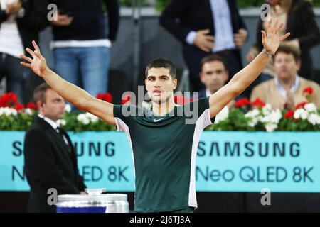 Carlos Alcaraz aus Spanien reagiert nach seinem Sieg gegen den georgischen Nikoloz Basilashvili beim Tennisturnier Mutua Madrid Open 2022 am 3. Mai 2022 im Caja Magica-Stadion in Madrid, Spanien - Foto: Oscar J Barroso/DPPI/LiveMedia Stockfoto