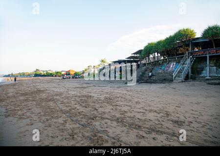 Blick auf den Batu Bolong Beach in Canggu, Canggu Bali mit Menschen, die am frühen Morgen spazieren, Fotos machen und den Strand putzen. Stockfoto