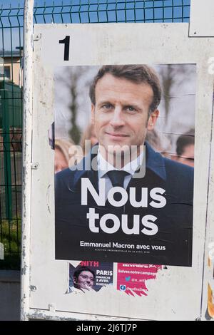 AMIENS, FRANKREICH - 28. APRIL 2022 : Plakate für die zweite Runde der französischen Präsidentschaftswahlen vor einem Wahllokal. Stockfoto