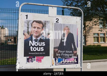 AMIENS, FRANKREICH - 28. APRIL 2022 : Plakate für die zweite Runde der französischen Präsidentschaftswahlen vor einem Wahllokal. Stockfoto