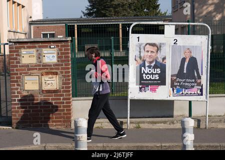 AMIENS, FRANKREICH - 28. APRIL 2022 : Plakate für die zweite Runde der französischen Präsidentschaftswahlen vor einem Wahllokal. Stockfoto