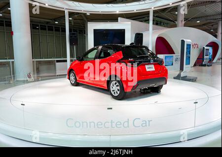 Odaiba, Tokio, Japan, Toyota Showcase Mega Web Palette Town - 2. Januar 2020: Red Toyota Yaris. Stockfoto