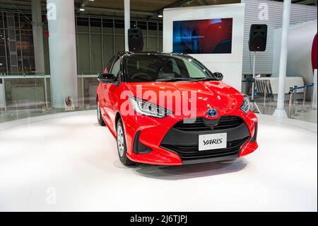 Odaiba, Tokio, Japan, Toyota Showcase Mega Web Palette Town - 2. Januar 2020: Red Toyota Yaris. Stockfoto