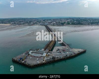 Luftaufnahme von Ryde Pier Isle of Wight am frühen Abend. Es ist der älteste Badepier der Welt. Stockfoto