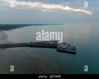 Luftaufnahme von Ryde Pier Isle of Wight am frühen Abend. Es ist der älteste Badepier der Welt. Stockfoto