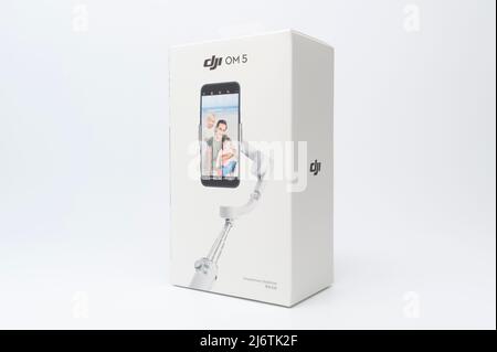 Fuji City, Shizuoka-ken, Japan - 31. Dez 2021: DJI OM 5 Smartphone-Stabilisator geschlossene Box auf weißem Hintergrund isoliert. Stockfoto
