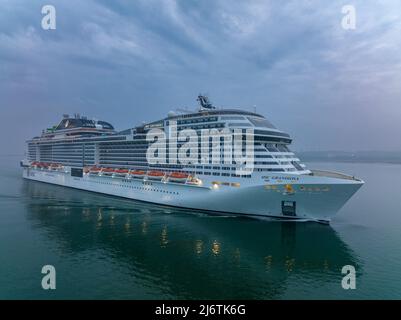 Luftbild von MSC Grandiosa ist ein Meraviglia Plus-Klasse-Kreuzschiff im Besitz und betrieben von MSC Cruises, Grandiosa Ankunft in Southampton Hafen. Stockfoto