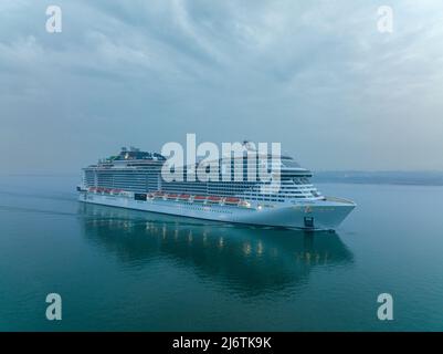 Luftbild von MSC Grandiosa ist ein Meraviglia Plus-Klasse-Kreuzschiff im Besitz und betrieben von MSC Cruises, Grandiosa Ankunft in Southampton Hafen. Stockfoto