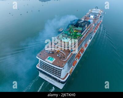 Luftbild von MSC Grandiosa ist ein Meraviglia Plus-Klasse-Kreuzschiff im Besitz und betrieben von MSC Cruises, Grandiosa Ankunft in Southampton Hafen. Stockfoto