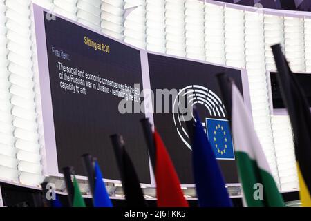 04. Mai 2022, Frankreich, Straßburg: Ein Schaubrett vor Beginn der Plenarsitzung im Europäischen Parlament zeigt den ersten Tagesordnungspunkt: "Die sozialen und wirtschaftlichen Folgen des russischen Krieges in der Ukraine für die EU - Stärkung der Handlungsfähigkeit der EU". Das EU-Parlament wird sich auf das Thema Ukraine konzentrieren. Es wird mit der Vorlage eines sechsten Sanktionspakets einschließlich des Ausstiegs aus dem russischen Öl gerechnet. Foto: Philipp von Ditfurth/dpa Stockfoto