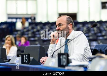 04. Mai 2022, Frankreich, Straßburg: Manfred Weber (CSU), Mitglied der EVP-Fraktion, sitzt im Plenarsaal des Europäischen Parlaments. Das EU-Parlament konzentriert sich auf das Thema Ukraine. Die Vorlage eines sechsten Sanktionspakets, das auch den Austritt aus dem russischen Öl beinhaltet, wird erwartet. Foto: Philipp von Ditfurth/dpa Stockfoto