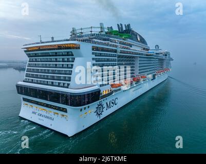 Luftbild von MSC Grandiosa ist ein Meraviglia Plus-Klasse-Kreuzschiff im Besitz und betrieben von MSC Cruises, Grandiosa Ankunft in Southampton Hafen. Stockfoto