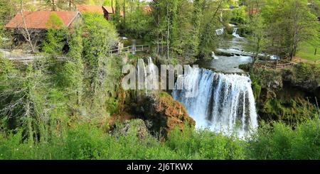 Rastoke, touristische Attraktion in Kroatien mit Wasserfällen, alten Häusern und Wassermühlen und schöner Natur Stockfoto