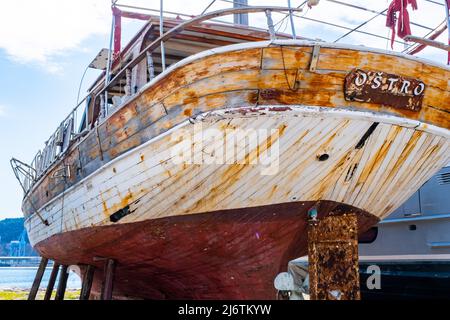 Alte Boote am Strand in Bar City, Montenegro Stockfoto