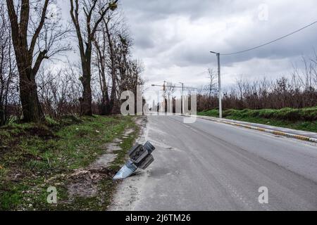 11. April 2022, Bucha, Ukraine: Nicht explodierte russische Rakete ragt auf der Straße in den Außenbezirken von Bucha hervor. Bucha, eine Stadt am Rande der ukrainischen Hauptstadt Kiew, wurde etwa einen Monat lang von russischen Soldaten kontrolliert. Ihre Befreiung am 31. März enthüllte einige der grausamsten Gräueltaten, die russische Soldaten während der Besatzung verübt hatten. Gebäude wurden zerstört und Häuser geplündert. In Bucha Straßen, Gebäuden und Massengräbern wurden Leichen gefunden. (Bild: © Rick Mave/SOPA Images via ZUMA Press Wire) Stockfoto