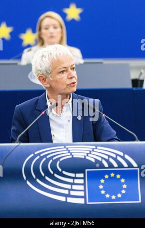 04. Mai 2022, Frankreich, Straßburg: Brigitte Klinkert, Ministerdelegierte für Integration beim französischen Minister für Arbeit und Soziales, spricht vor dem Europäischen Parlament. Das EU-Parlament wird sich auf das Thema Ukraine konzentrieren. Es wird erwartet, dass ein sechstes Sanktionspaket vorgestellt wird, das auch den Austritt aus dem russischen Öl beinhaltet. Foto: Philipp von Ditfurth/dpa Stockfoto