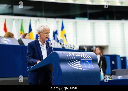 04. Mai 2022, Frankreich, Straßburg: Brigitte Klinkert, Ministerdelegierte für Integration beim französischen Minister für Arbeit und Soziales, spricht vor dem Europäischen Parlament. Das EU-Parlament wird sich auf das Thema Ukraine konzentrieren. Es wird erwartet, dass ein sechstes Sanktionspaket vorgestellt wird, das auch den Austritt aus dem russischen Öl beinhaltet. Foto: Philipp von Ditfurth/dpa Stockfoto