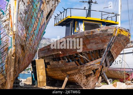 Alte Boote am Strand in Bar City, Montenegro Stockfoto