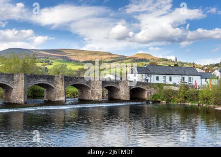 Die Crickhowell Bridge, eine Bogensteinbrücke aus dem 18.. Jahrhundert, die den Fluss Usk in Crickhowell, Brecon Beacons, Powys, Wales, überspannt. Stockfoto