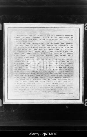 Der Text von Abraham Lincolns berühmter Gettysburg-Rede, der in Schwarz-Weiß-Filmnegativ auf eine Wand in der Lincoln Hall geschrieben wurde. Stockfoto