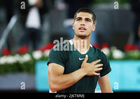 Carlos Alcaraz aus Spanien reagiert nach seinem Sieg gegen den georgischen Nikoloz Basilashvili beim Tennisturnier Mutua Madrid Open 2022 am 3. Mai 2022 im Caja Magica-Stadion in Madrid, Spanien - Foto: Oscar J Barroso/DPPI/LiveMedia Stockfoto