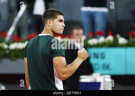 Carlos Alcaraz aus Spanien reagiert nach seinem Sieg gegen den georgischen Nikoloz Basilashvili beim Tennisturnier Mutua Madrid Open 2022 am 3. Mai 2022 im Caja Magica-Stadion in Madrid, Spanien - Foto: Oscar J Barroso/DPPI/LiveMedia Stockfoto