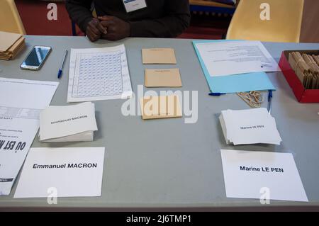 PARIS, FRANKREICH - 7. MAI 2017 : Polling Station in Paris für die zweite Runde der französischen Präsidentschaftswahlen. Stockfoto